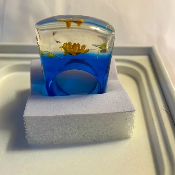 Flower Resin Ring - BEAUTIFUL! Real flowers inside. - Picture 3 of 5